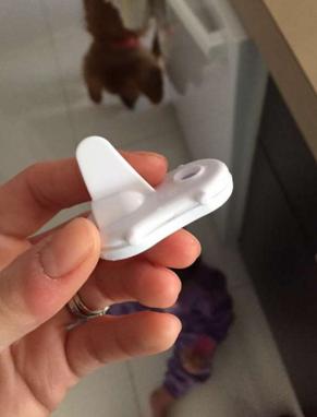 妈妈搞不懂宝宝经常生病的原因，没想到撬开奶瓶吸嘴后下一秒惊呆