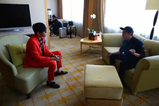 七次提名三大国际电影节影帝，大家却只知道他是女王小老公！