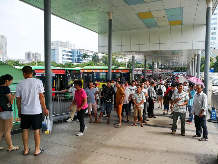 国庆最后一天的北海车站，火车站挤死人，汽车站空寥寥