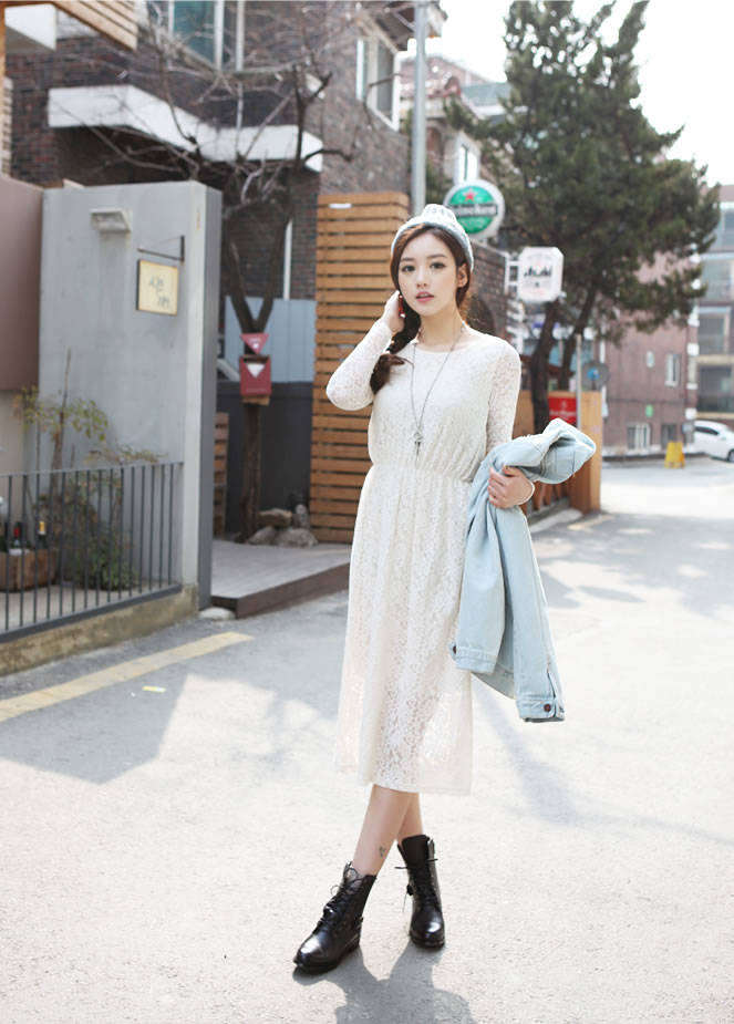 孙允珠露肩牛仔连衣裙,孙允珠破洞毛线衣配湛蓝方格裙