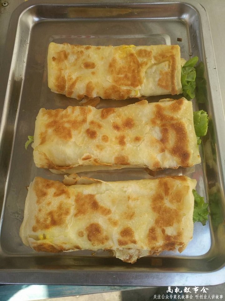 鸡蛋灌饼一天卖200个能挣多少钱,大妈鸡蛋灌饼摆摊一月真实收入