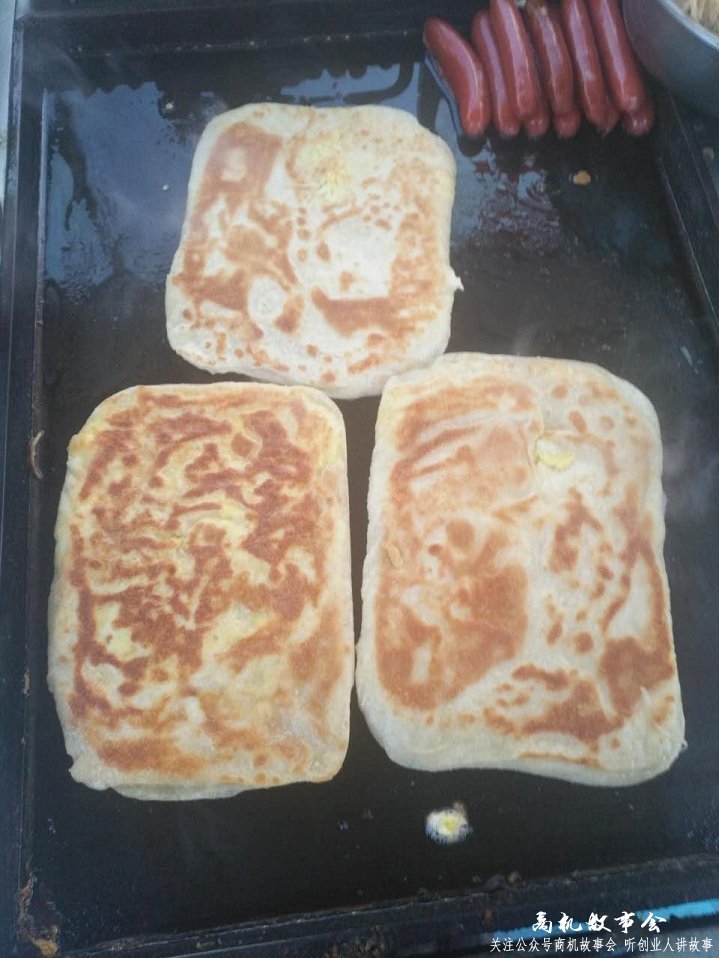 鸡蛋灌饼一天卖200个能挣多少钱,大妈鸡蛋灌饼摆摊一月真实收入