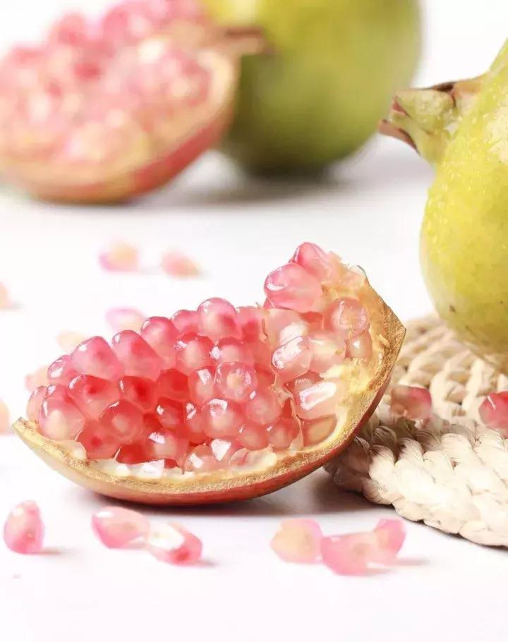 大家好，今天给大家介绍一下，这是风物君特别爱吃的——石榴