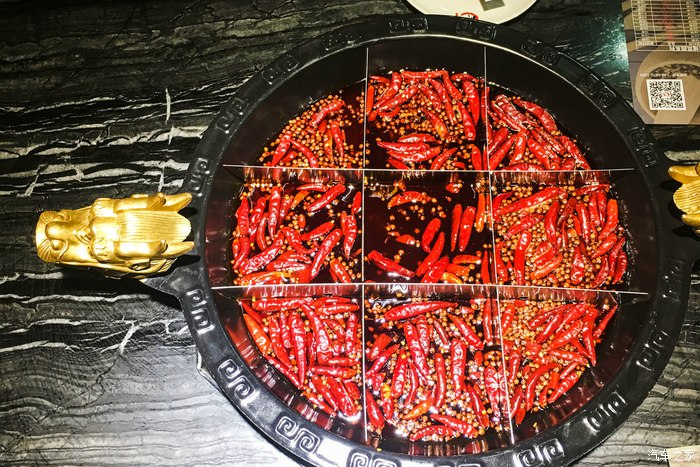 宝马X6，不谈性能如何！自驾遇上大雨还被拍成大片，颜值绝对够！