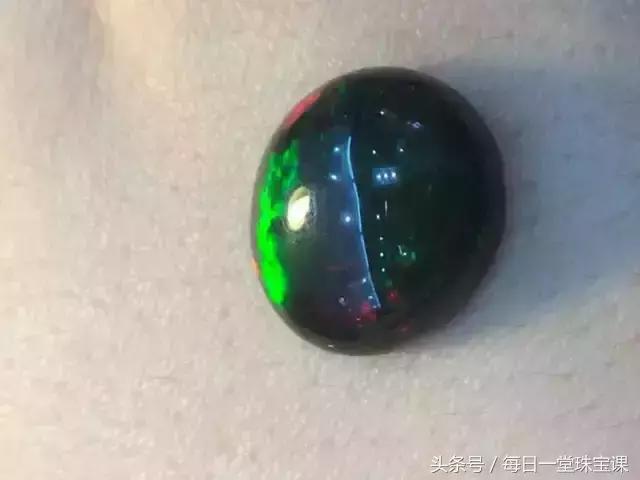 怎样挑选黑欧泊和白欧泊,如何挑选欧泊