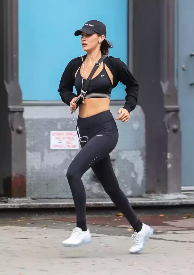 bellahadid运动穿搭,bellahadid同款运动小白鞋