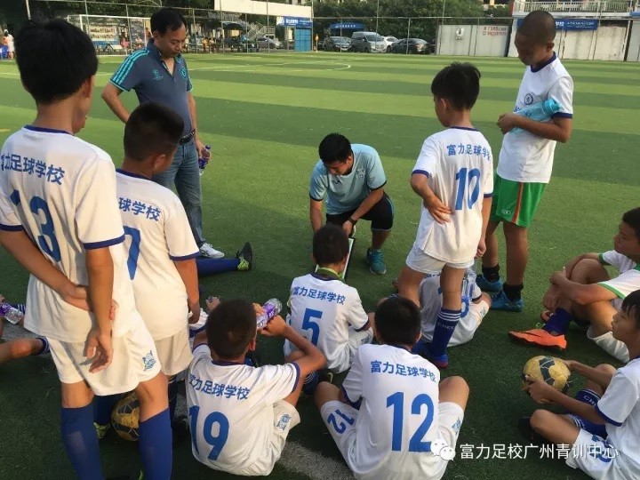 富力青年足球拉练,富力足球学院训练