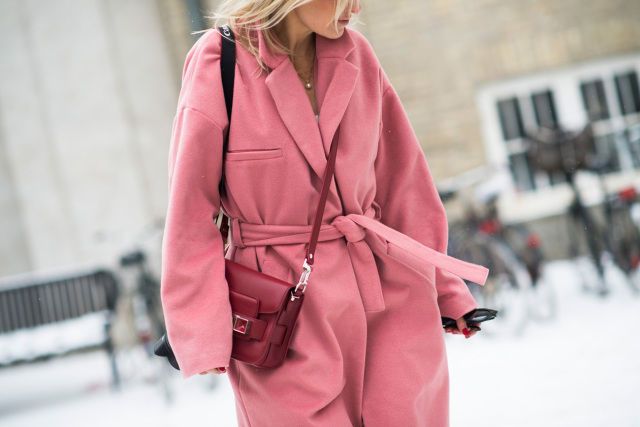 粉色大衣怎么搭配衣服好看,粉色大衣的里面怎样搭配好看