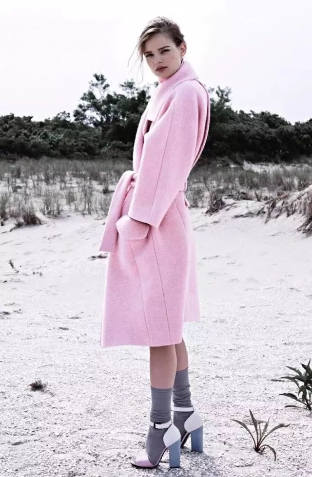 粉色大衣怎么搭配衣服好看,粉色大衣的里面怎样搭配好看
