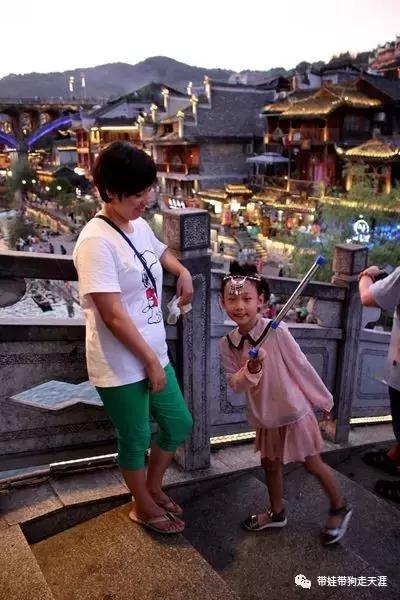 开着房车去遛娃,开着房车带狗狗出去玩