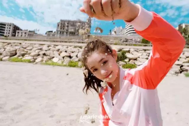 就用30块钱狂收当季爆款彩妆，“带货”女王们的梳妆台超魔性！