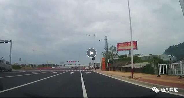 东海岸大道莱芜路口因现场施工维修放置反光锥致一些车辆压线，可撤销处罚