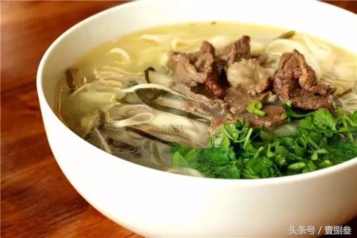 这么偏僻的位置开烩面馆，刚开俩月想吃就要排队，啥情况