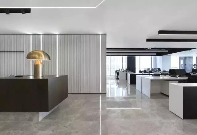 一个年轻潮服品牌的办公空间却选了素白当主打色