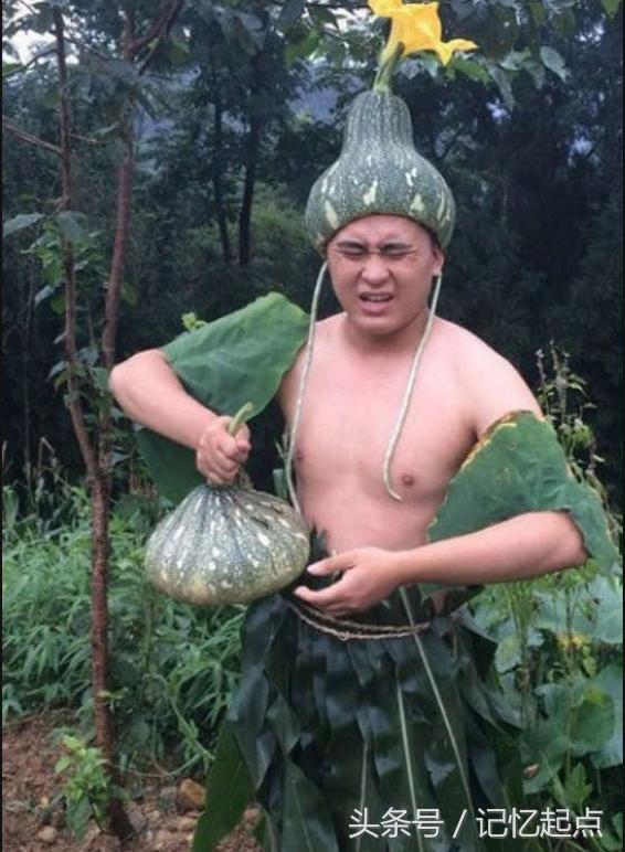 学校组织学生第二天穿父母工作服来上课,小明真太屌丝了