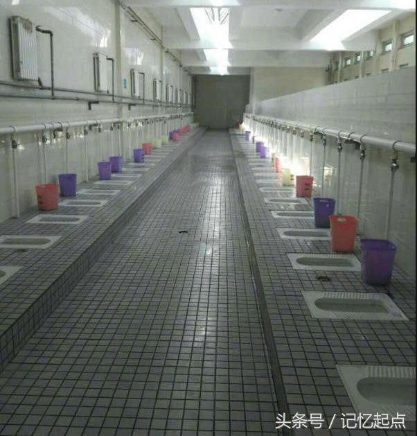 学校组织学生第二天穿父母工作服来上课,小明真太屌丝了