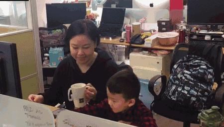 老板支持员工带小孩上班,员工带孩子上班老板帮忙带娃