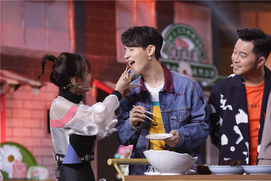 王刚花样厨神大赛视频,演员王刚吃美食