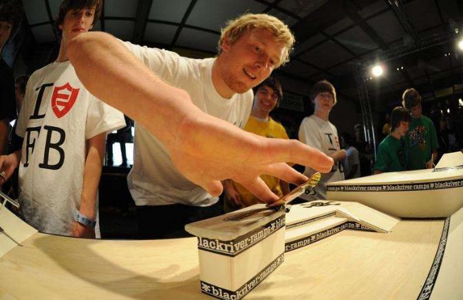 手指滑板怎么跳跃,手指滑板的跳跃该怎么做