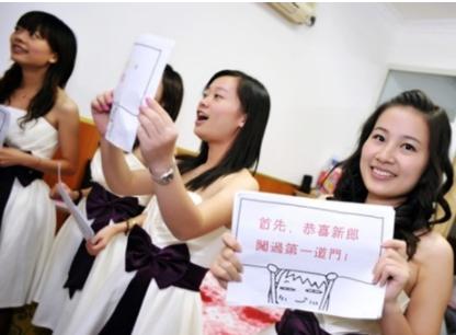 伴娘团不堵门列队鼓掌欢迎新郎,伴娘团不堵门特殊的迎亲方式