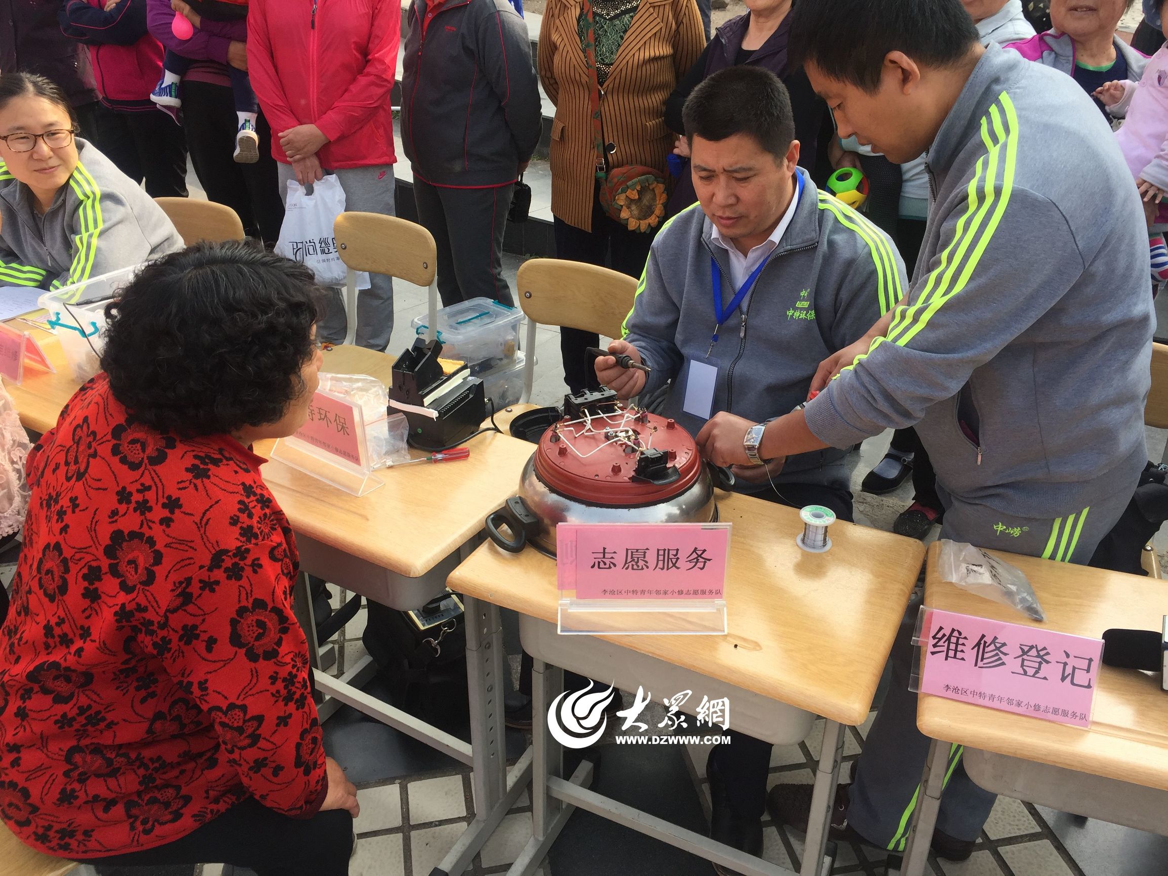 重阳节唱歌表演,社区重阳节为老人送重阳糕