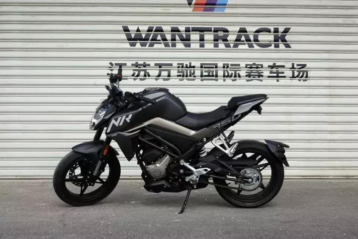 7.21秒国产加速最强250诞生：春风250NK，顺便把一些300cc也秒了