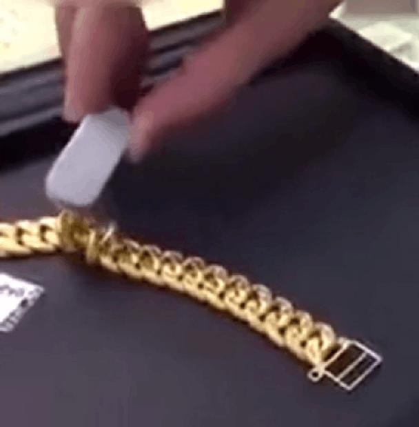 黄金手镯用吸铁石能不能试出来 (吸铁石能吸黄金首饰吗)