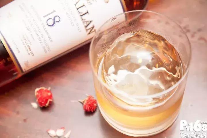 一间bar,一间轻奢型的咖啡馆