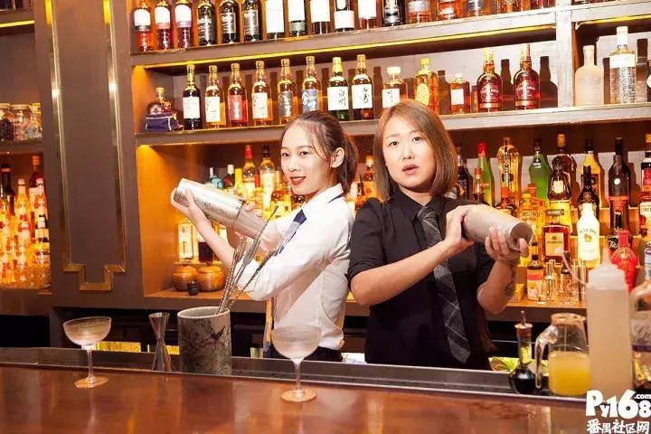 一间bar,一间轻奢型的咖啡馆