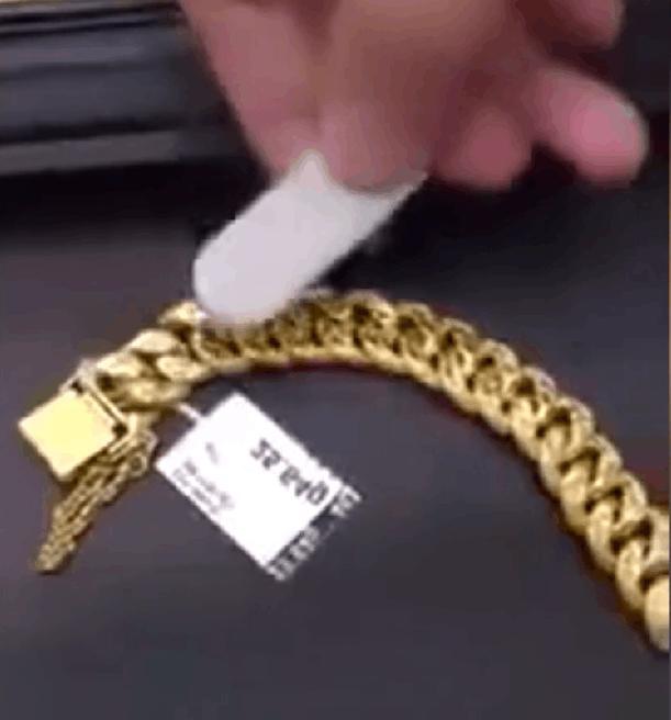 黄金手镯用吸铁石能不能试出来 (吸铁石能吸黄金首饰吗)