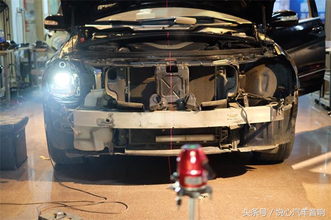 奔驰R300改灯后，车主赞口不绝！果然只有专业操作才能达到极致！