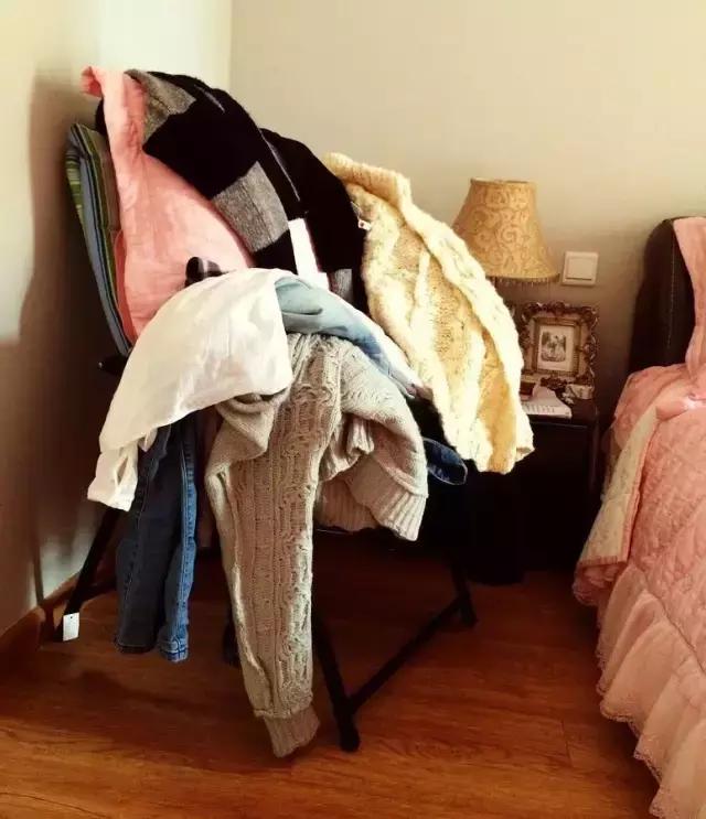 椅子上总堆满衣服,家里坐的椅子总是黏黏的怎么办