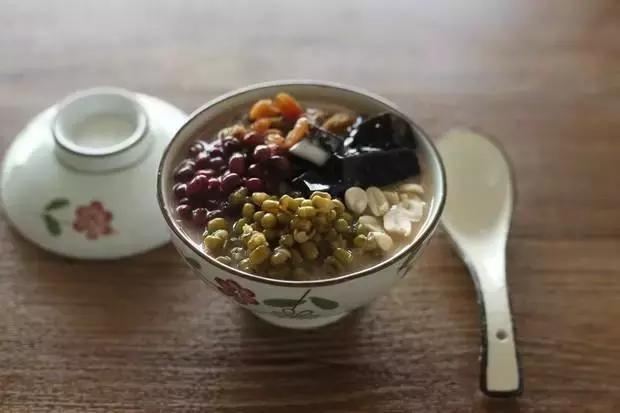 草粿跟烧仙草凉粉龟苓膏的区别,凉粉龟苓膏烧仙草分别用什么做的