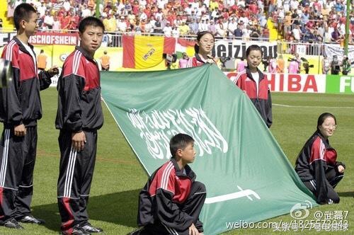 终于知道足球场上安排球童的来历了，错过这个村就没有这个店