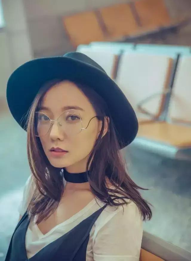 时尚的人戴什么眼镜好,时髦的人都在穿些啥