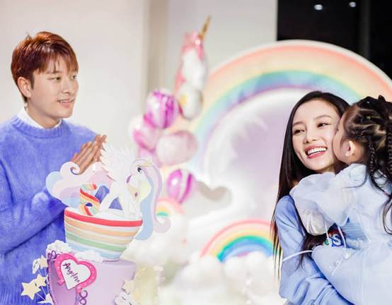 甜馨弹钢琴是啥牌子的钢琴,甜馨弹钢琴天空之城视频曝光