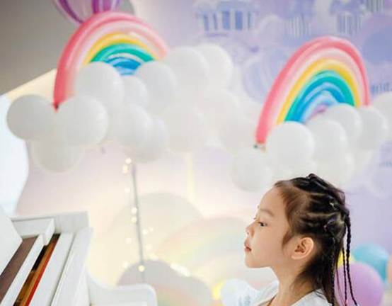 甜馨弹钢琴是啥牌子的钢琴,甜馨弹钢琴天空之城视频曝光