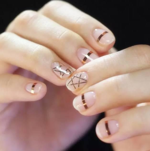 上细下粗的手指适合什么形状美甲,适合手指短小指甲的美甲显白