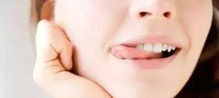 秋季婴儿嘴唇干裂出血,秋季嘴唇干裂怎么办小妙招