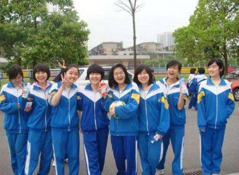 膝盖撞到硬物超级疼,膝盖经常撞地