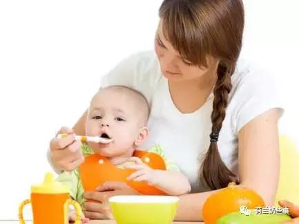 三岁的宝宝要让他自己吃饭吗,3岁孩子吃饭该喂吗