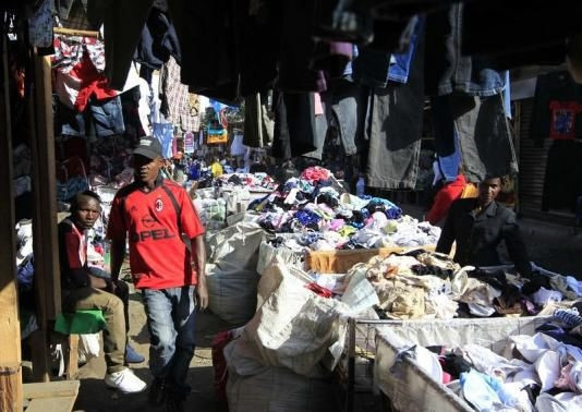 中国旧衣服在非洲很畅销，看到最后一件中国学生笑了！