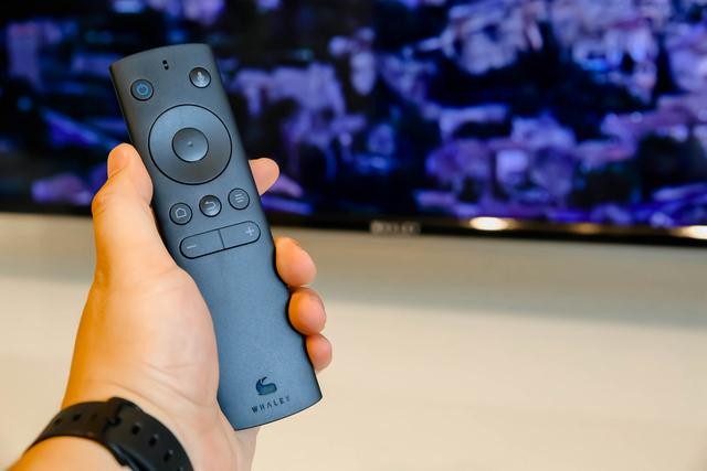 软件硬件双层优化，微鲸WUI下的智能语音成“懒人”福音