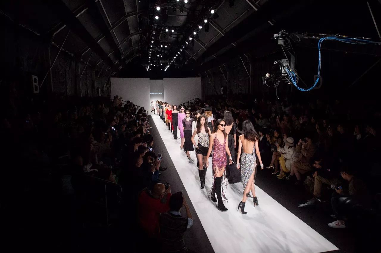 我以为必胜客的秀上全是行走的披萨，没想到却被美到……