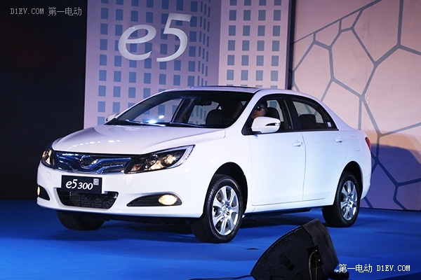 比亚迪携秦EV300、e5同步上市秦EV售价25.98万-30.98万