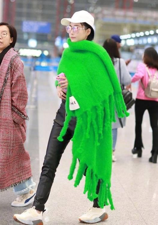 张馨予披白纱服饰,张馨予穿亮黄外套亮相