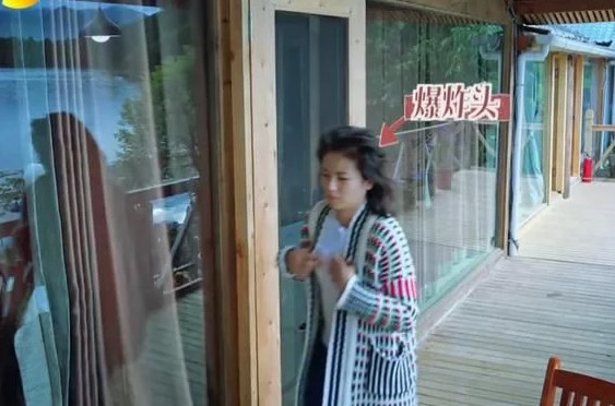 张馨予披军大衣,张馨予穿亮黄外套亮相