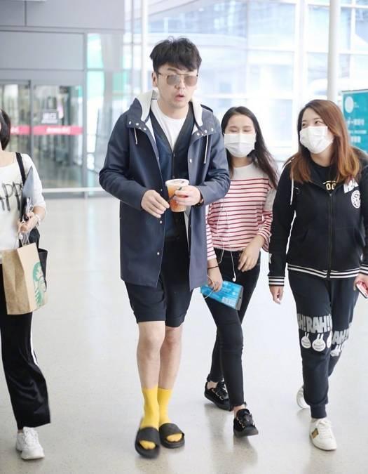 张馨予披军大衣,张馨予穿亮黄外套亮相