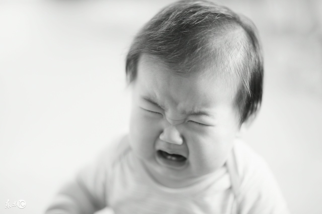 一岁宝宝走路崴着脚正常吗,八个月的宝宝走路看着有点崴脚