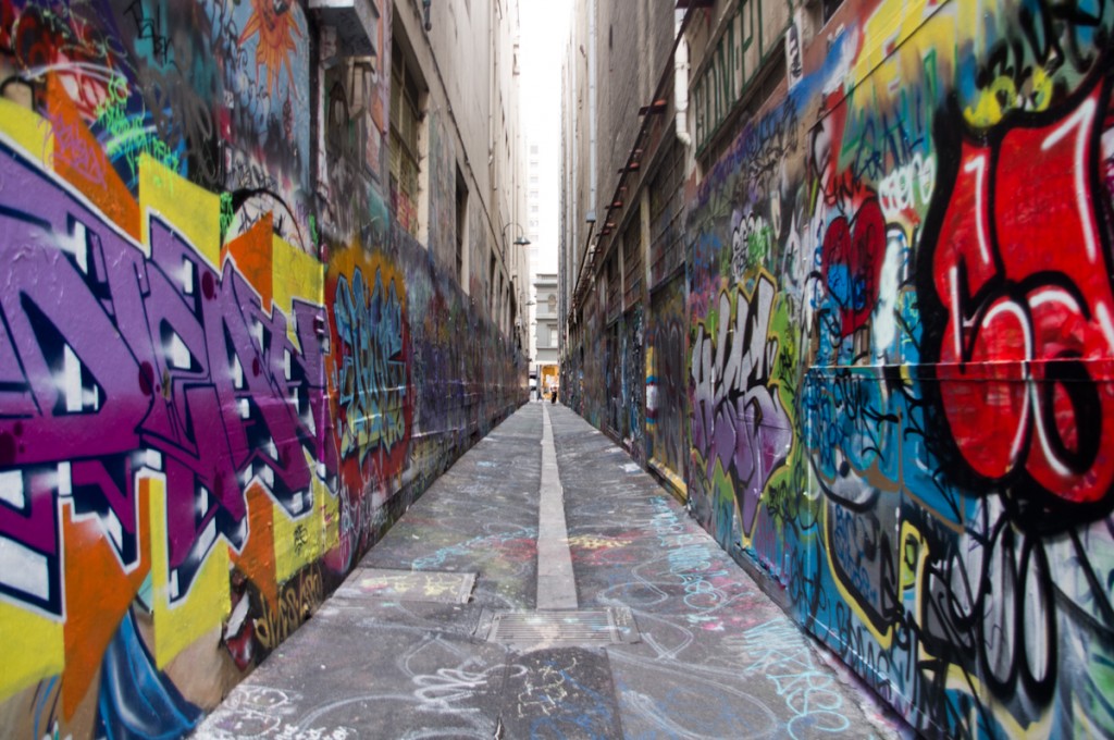 澳洲版终极吃货考验：把袋鼠、蜥蜴和鸸鹋当“路边餐”